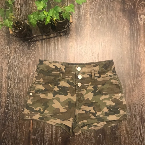 HIGH WAISTED CAMO SHORTS - Picture 1 of 1